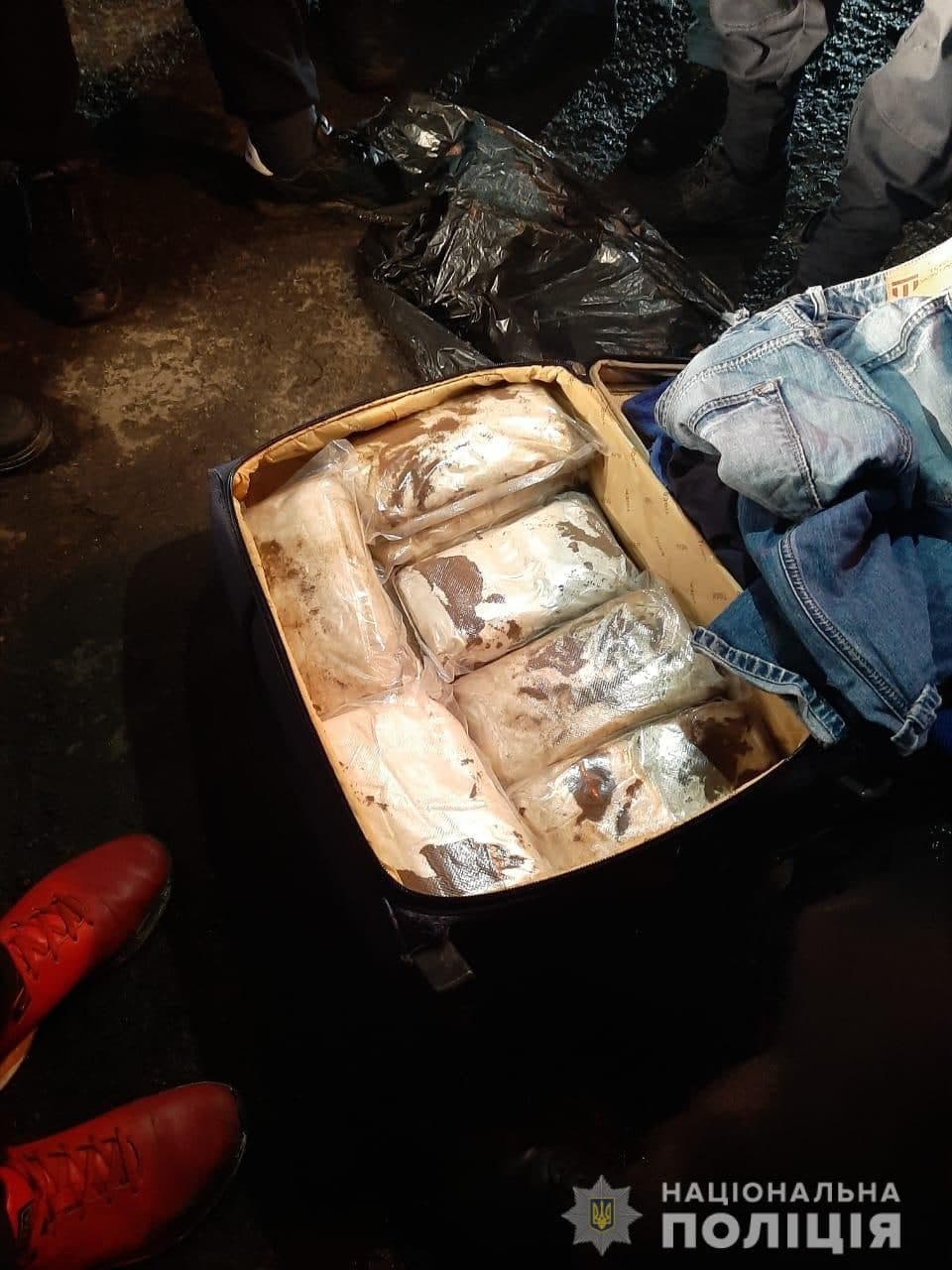 Угоняли элитные машины и продавали наркотики: в Харькове задержаны двое преступников фото 1