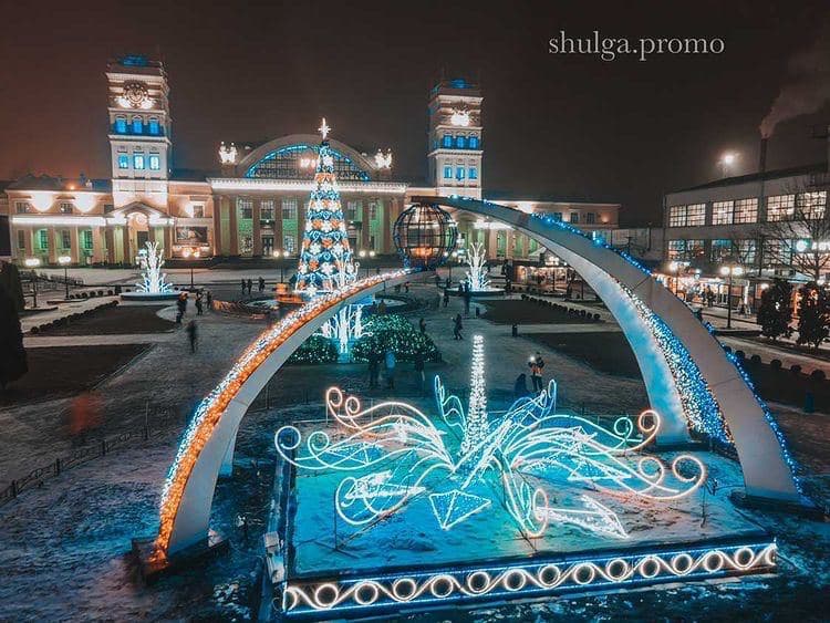Фотофакт: как украсили к Новому году Привокзальную площадь в Харькове  фото 1