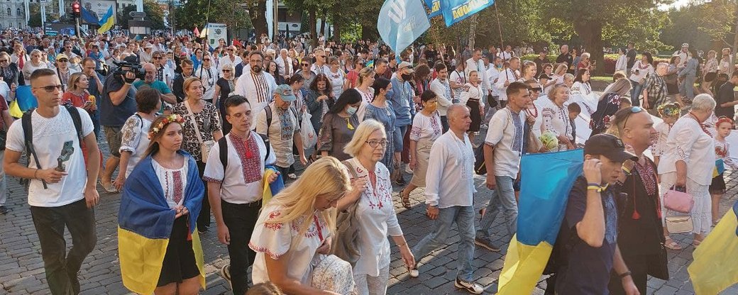 Дети, волонтеры, ветераны АТО: в Харькове проходит масштабный парад вышиванок фото 1