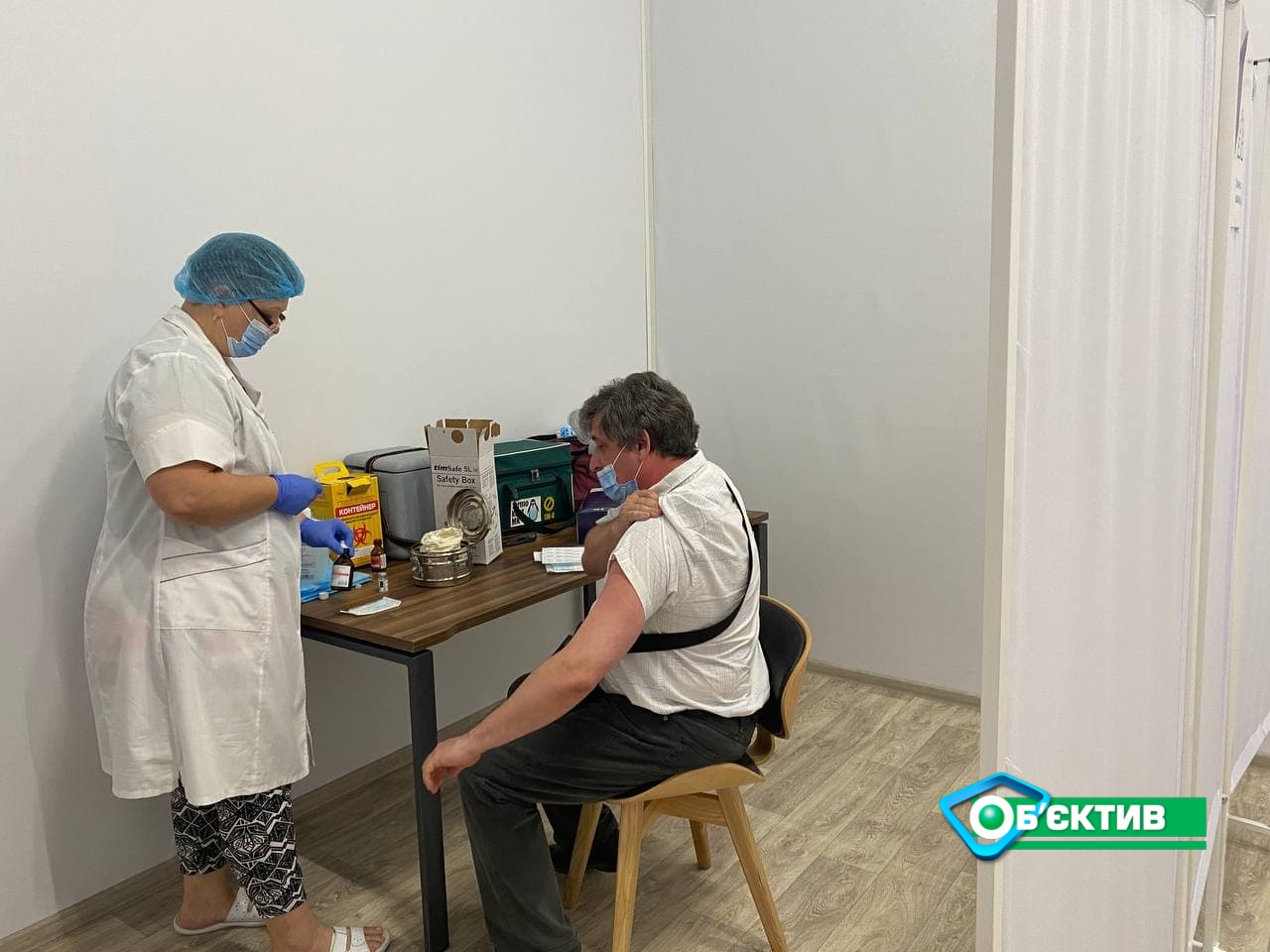 "Без ажиотажа": в двух харьковских ТРЦ прививают вакциной Moderna фото 2 1