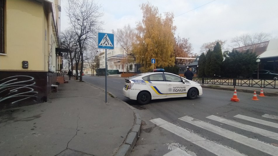 У Киевской районной ТИК ограничено движение, дежурит патрульная полиция. Фото: Суспільне