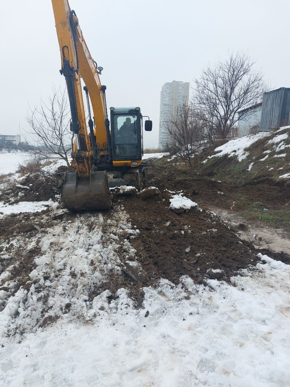 "Фонтан окропу розлітався на десятки метрів": на Олексіївці — велика аварія на мережах.