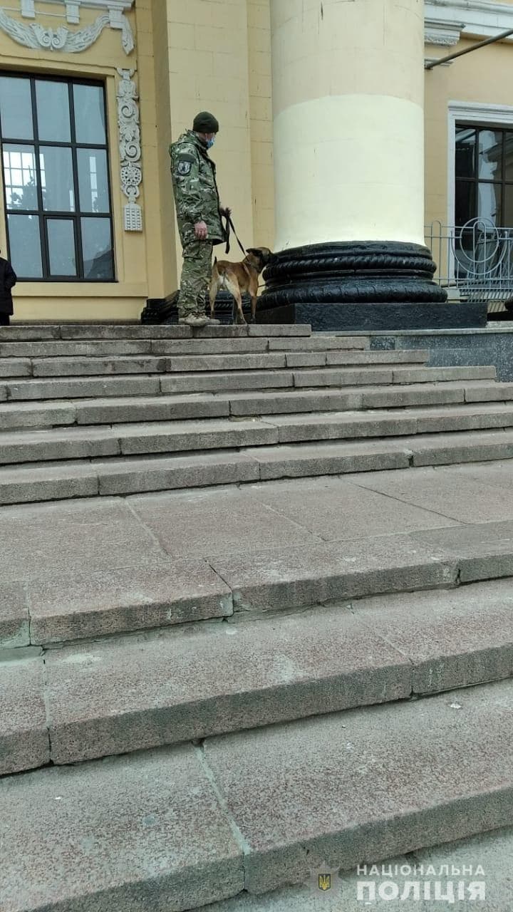 В Харькове эвакуировали супермаркет, вокзал и почту из-за угрозы минирования.