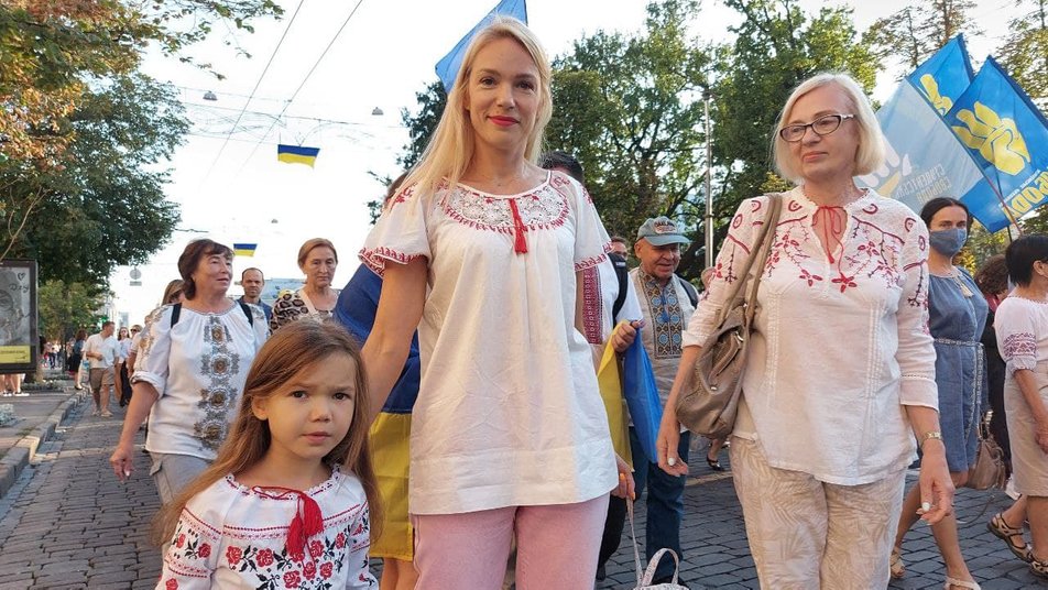 Дети, волонтеры, ветераны АТО: в Харькове проходит масштабный парад вышиванок фото 3 2