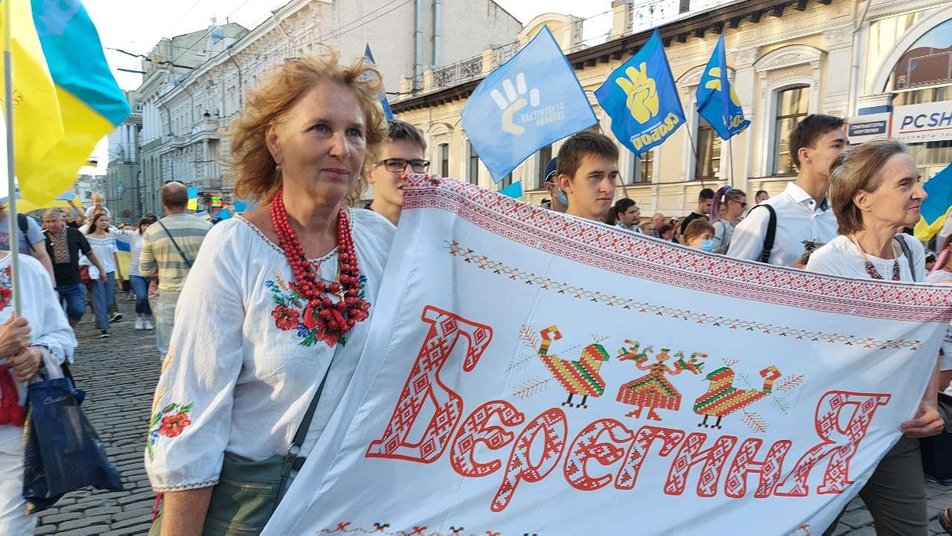 Дети, волонтеры, ветераны АТО: в Харькове проходит масштабный парад вышиванок фото 4 3