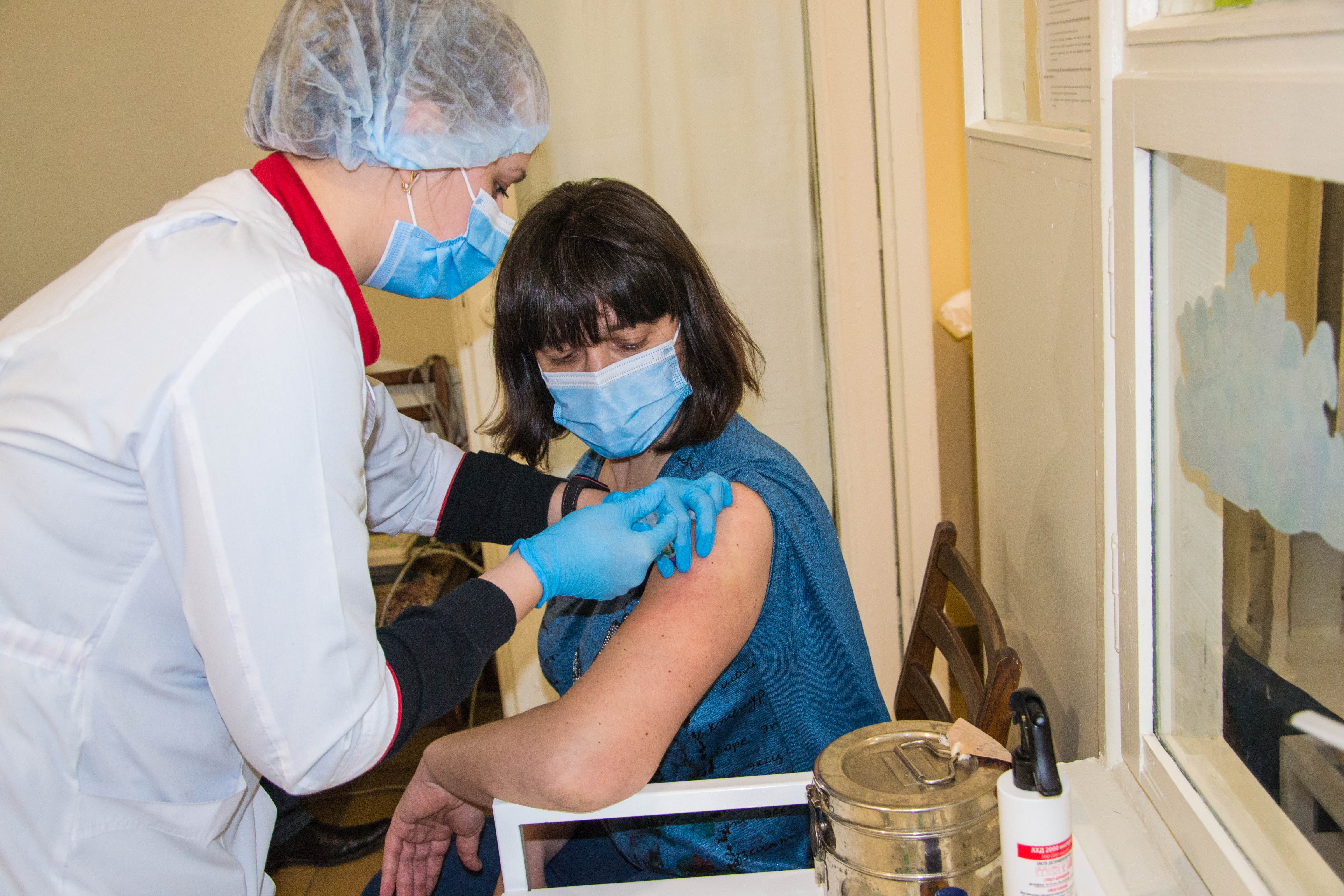 Первой в Боровской громаде привилась главврач Центра первичной медико-санитарной помощи Наталья Павленко. Фото: borova-gromada.gov.u