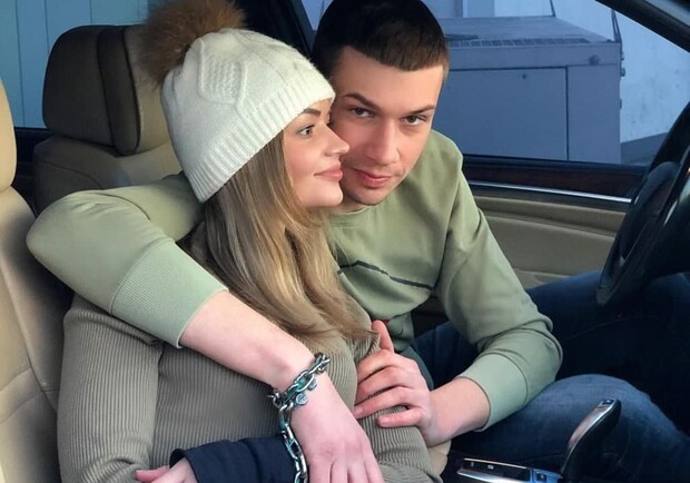 В режиме живых торгов: цепь, которой влюбленные харьковчане сковали себя год назад, продают за $3,3 миллиона.