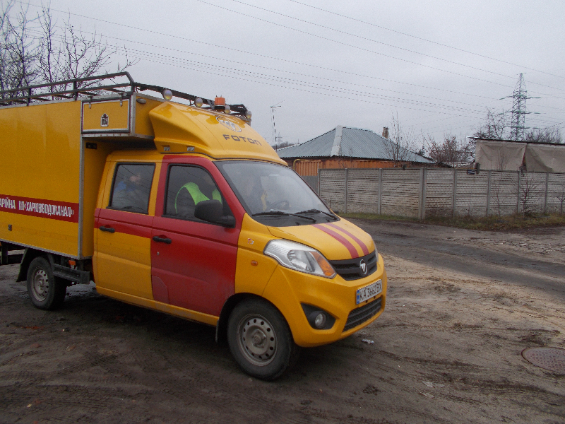 Дресс-код: работников "Харьковводоканала" одели в "космические костюмы".