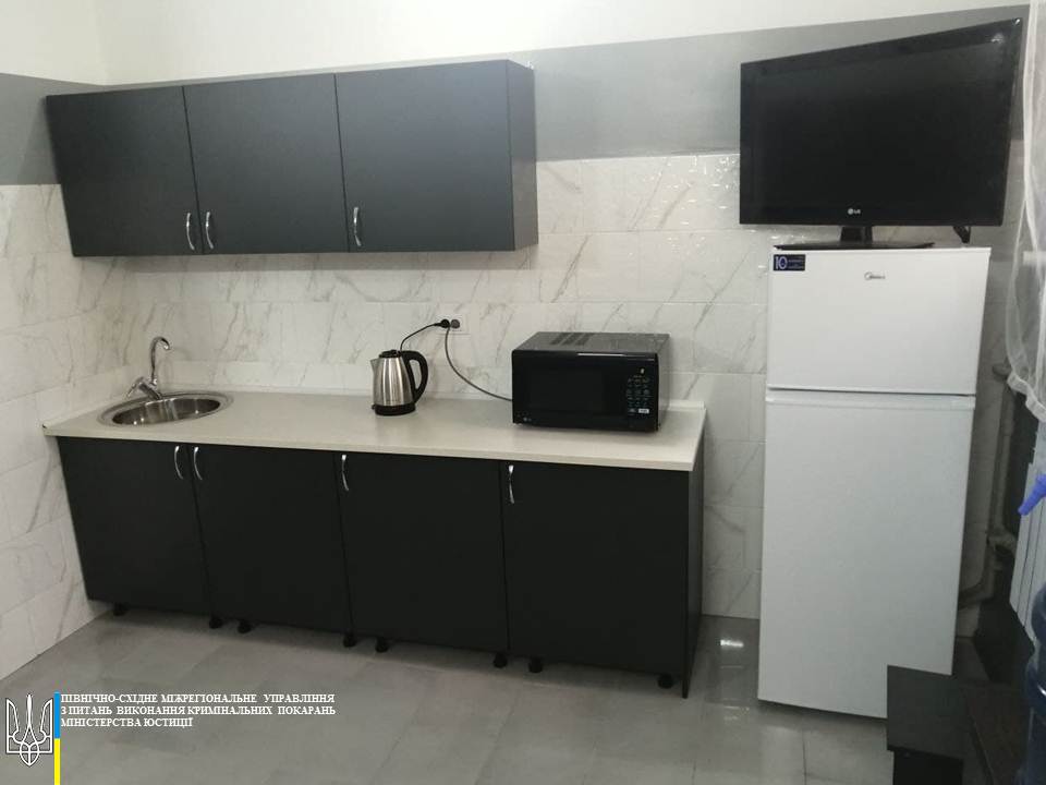 Кухня и телевизор: в Харьковском СИЗО показали платную камеру.
