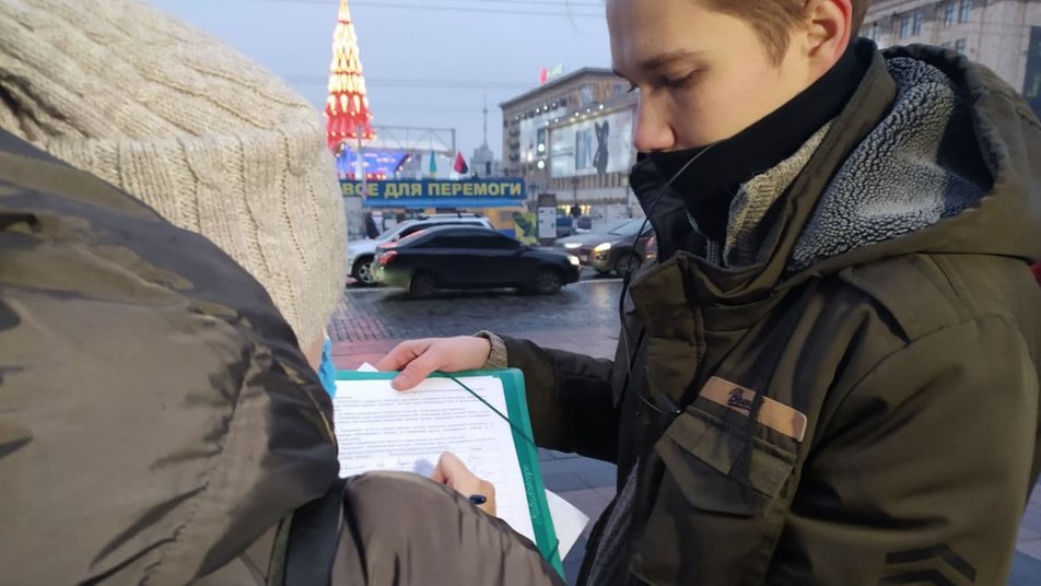 Участники акции ждут реакции Анны Тымчук. Фото: Суспільне