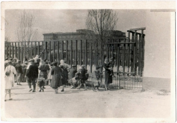 Очередь в Харьковский зоопарк