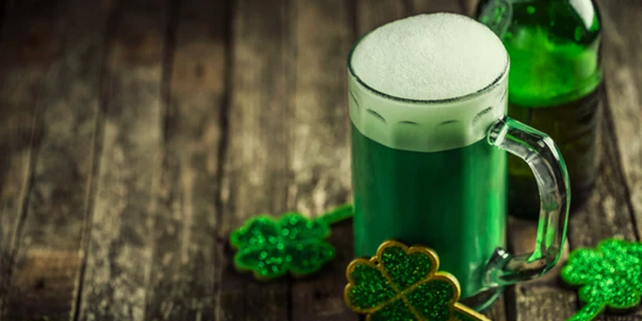 Під час свята заведено пити зелене пиво.