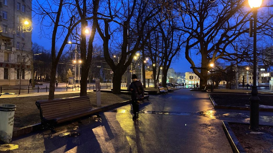 У Харкові вперше за рік увімкнули вуличне освітлення.