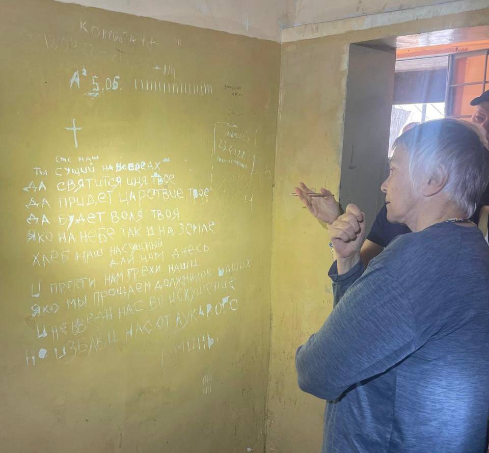 Представники Міжнародного Кримінального суду оглянули російські катівні в Харківській області.