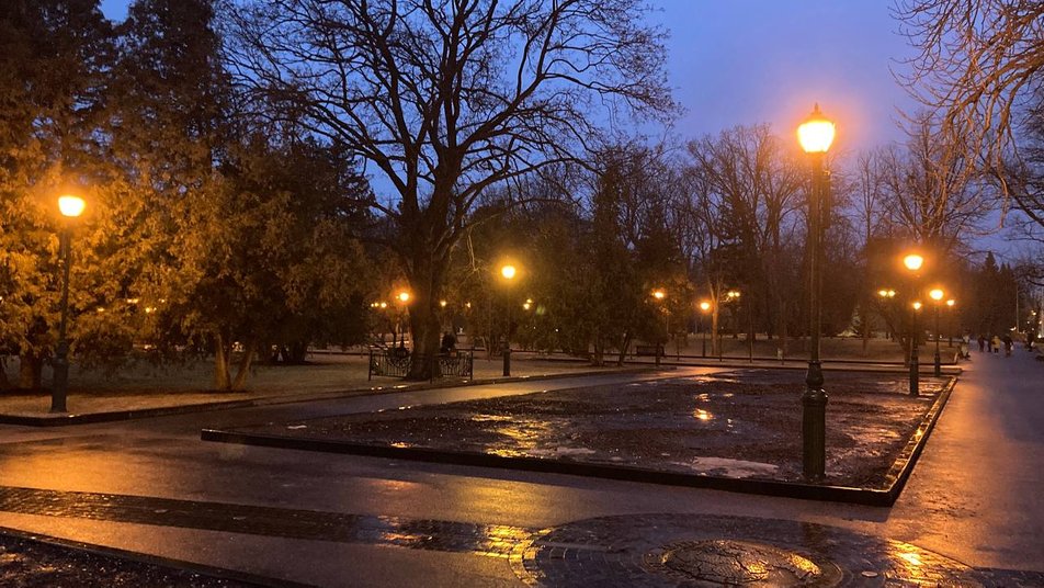 У Харкові вперше за рік увімкнули вуличне освітлення.