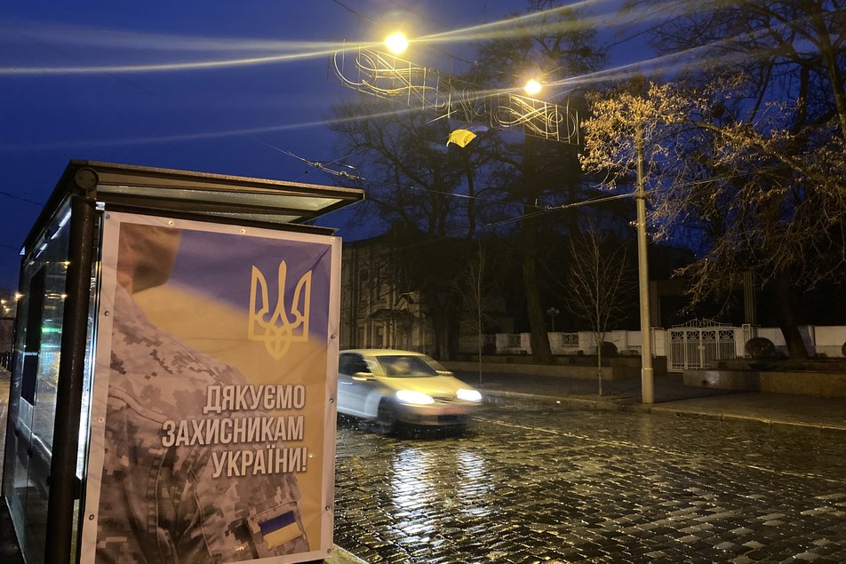 У Харкові вперше за рік увімкнули вуличне освітлення.