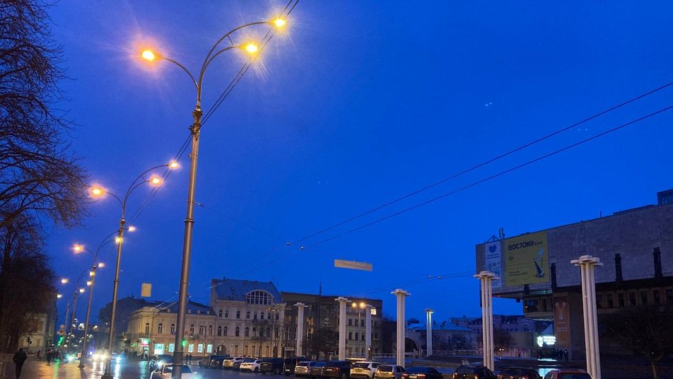 У Харкові вперше за рік увімкнули вуличне освітлення.