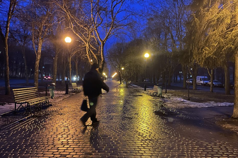 У Харкові вперше за рік увімкнули вуличне освітлення.
