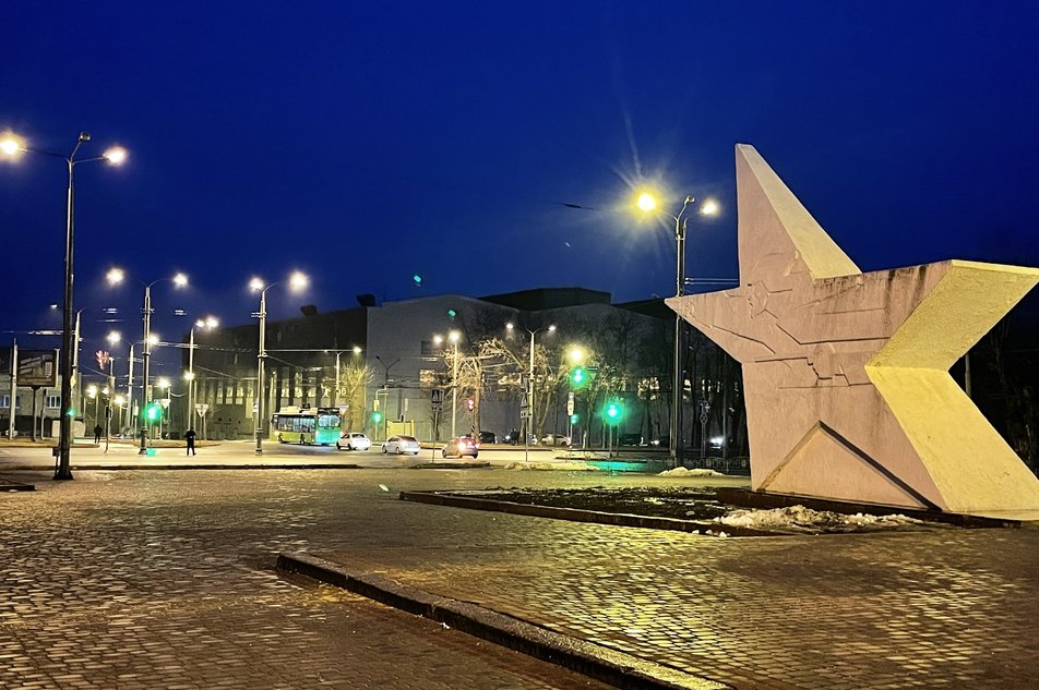 У Харкові вперше за рік увімкнули вуличне освітлення.