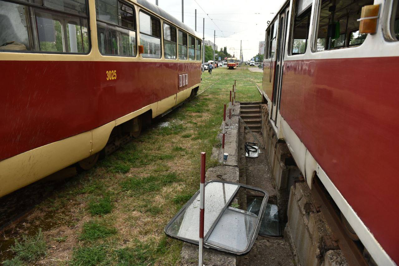Удар по УМПБ Д-30 по двум районам Харькова: водитель троллейбуса в тяжелом состоянии.