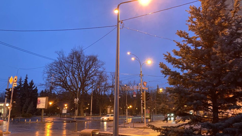 У Харкові вперше за рік увімкнули вуличне освітлення.