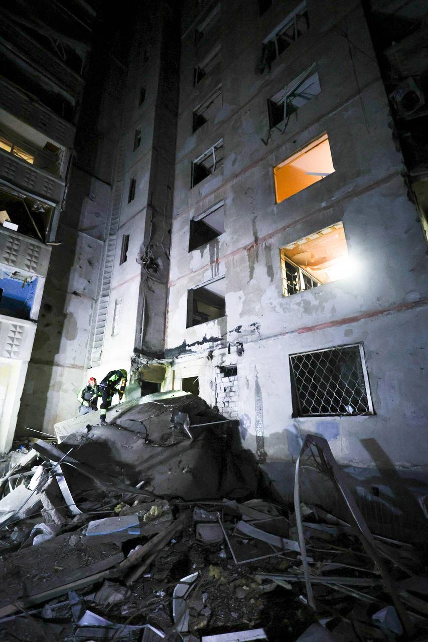 В прокуратуре показали последствия обстрела Шевченковского района.