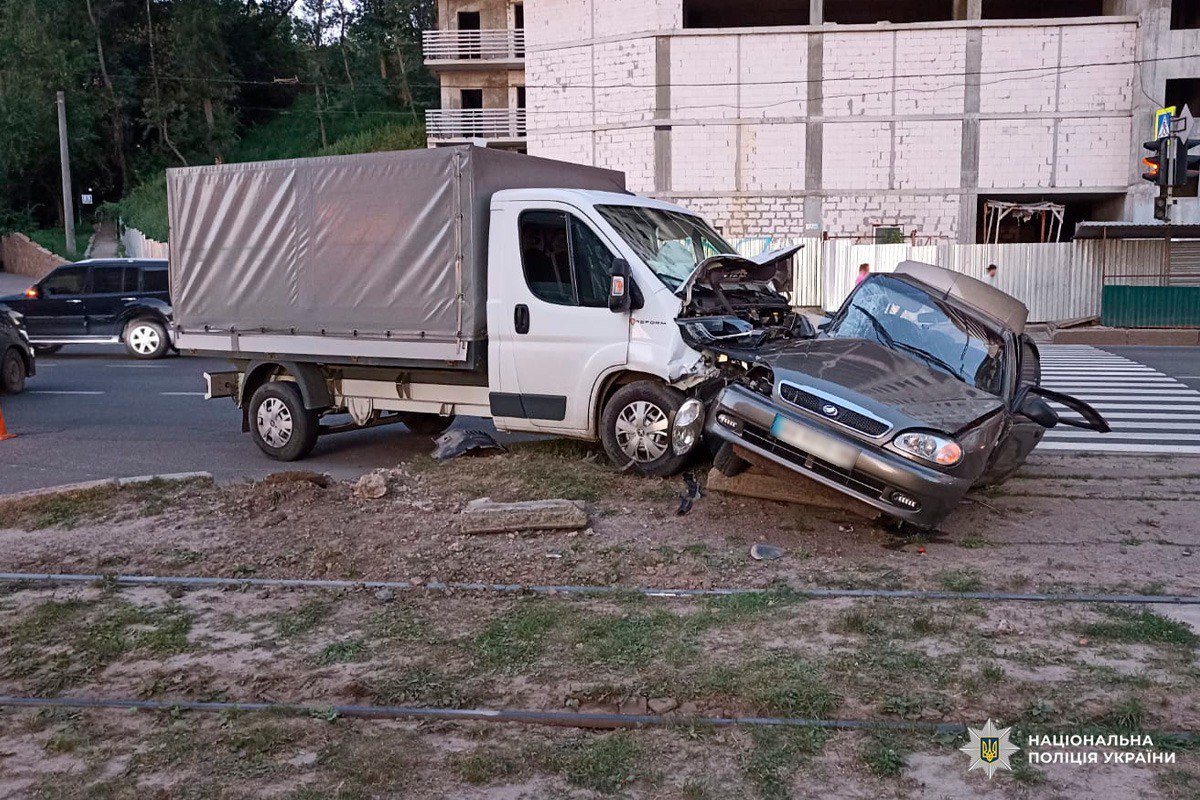 ДТП на Клочківській: автомобіль від удару викинуло трамвайними коліями.