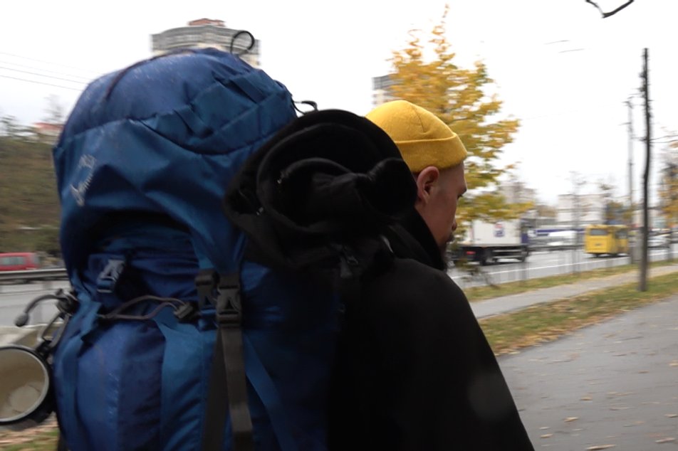 Актор йде пішки зі Львова до Харкова.