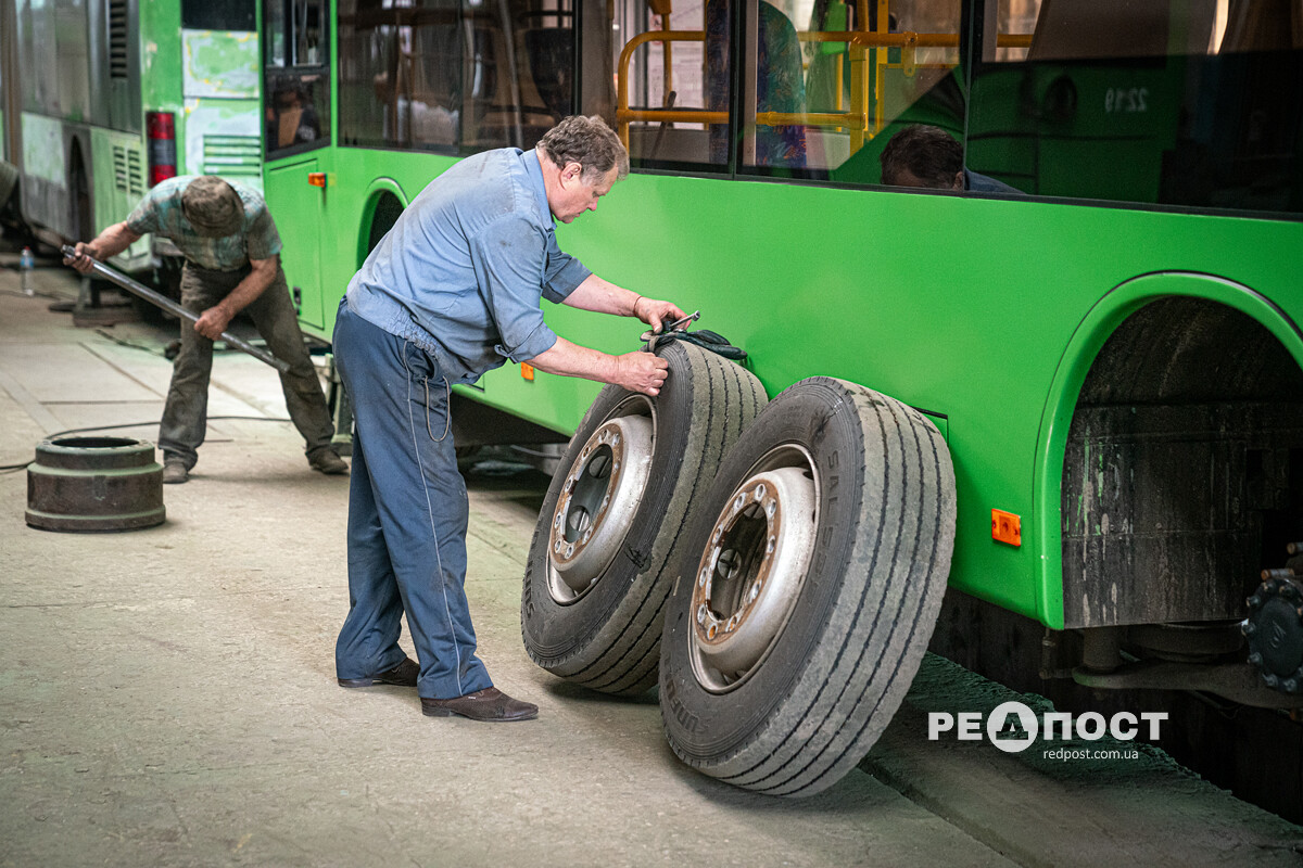 Повреждены почти все &laquo;Карсаны&raquo; и 58% троллейбусов: что осталось от городского транспорта в Харькове.