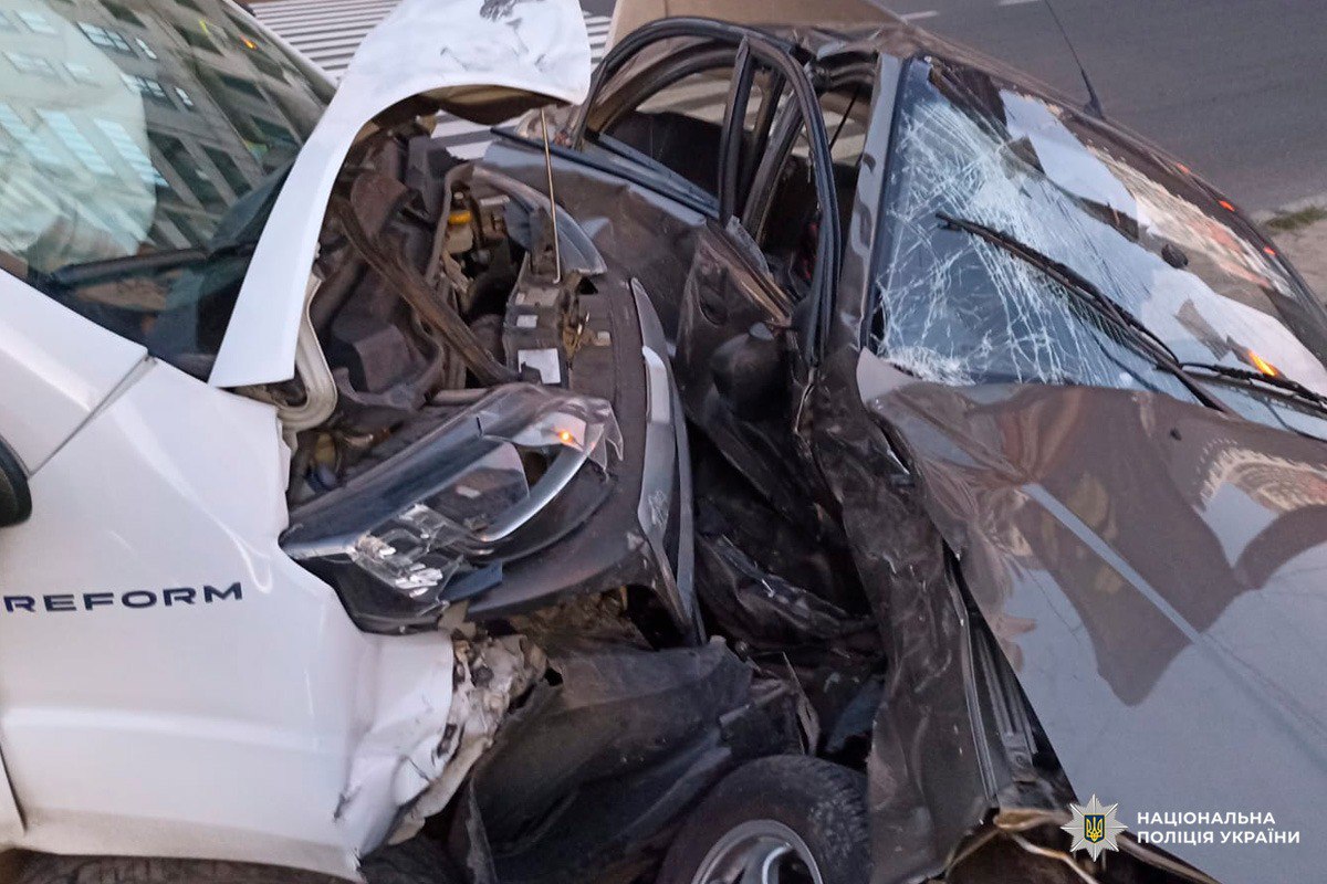 ДТП на Клочківській: автомобіль від удару викинуло трамвайними коліями.