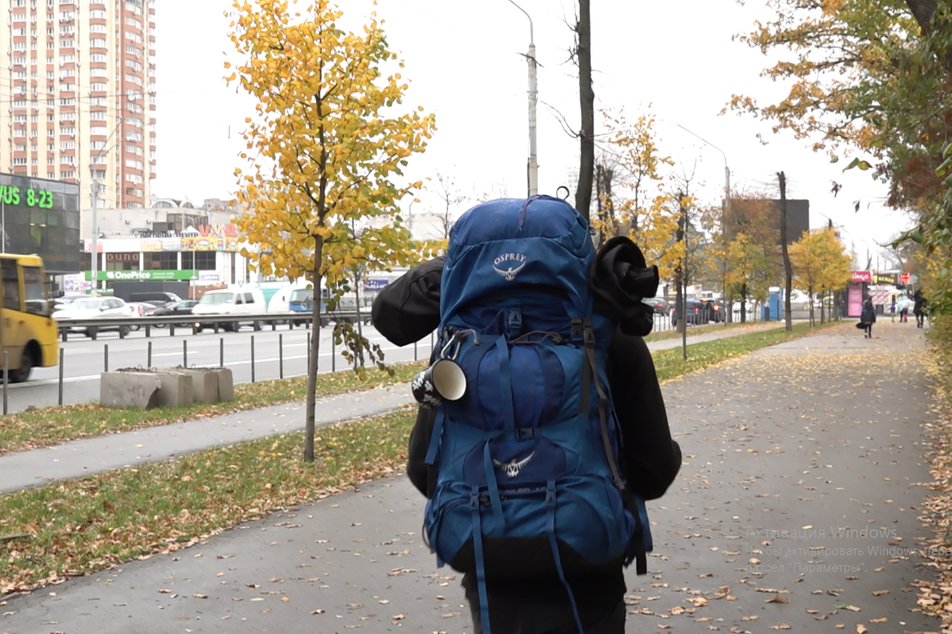 Актор йде пішки зі Львова до Харкова.
