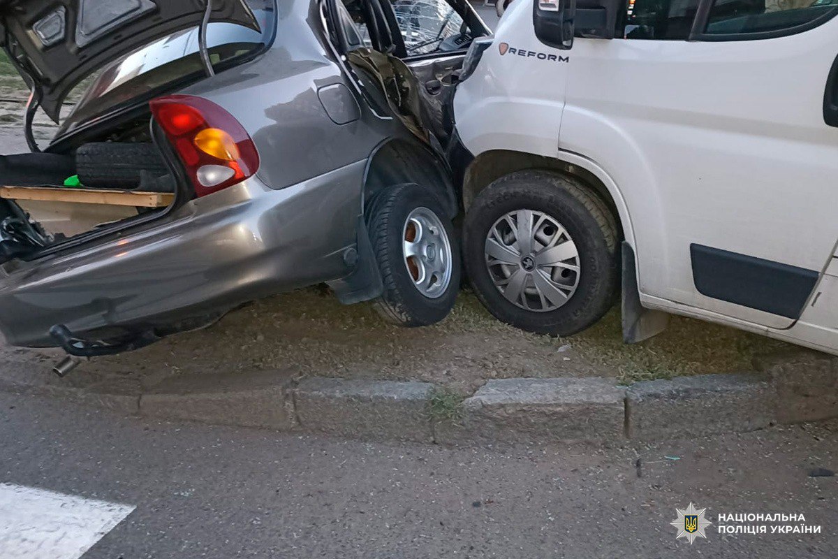 ДТП на Клочківській: автомобіль від удару викинуло трамвайними коліями.