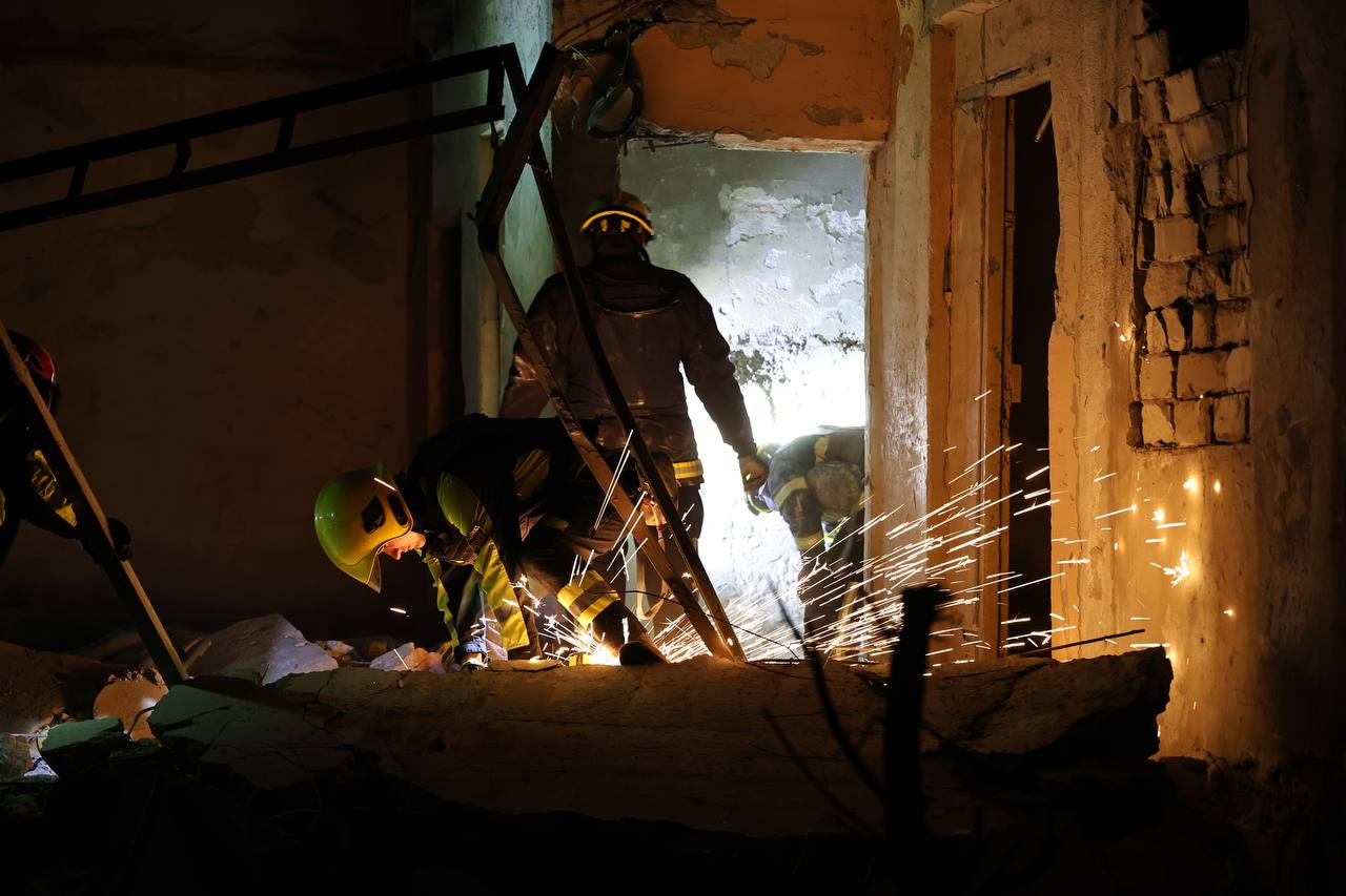 В прокуратуре показали последствия обстрела Шевченковского района.