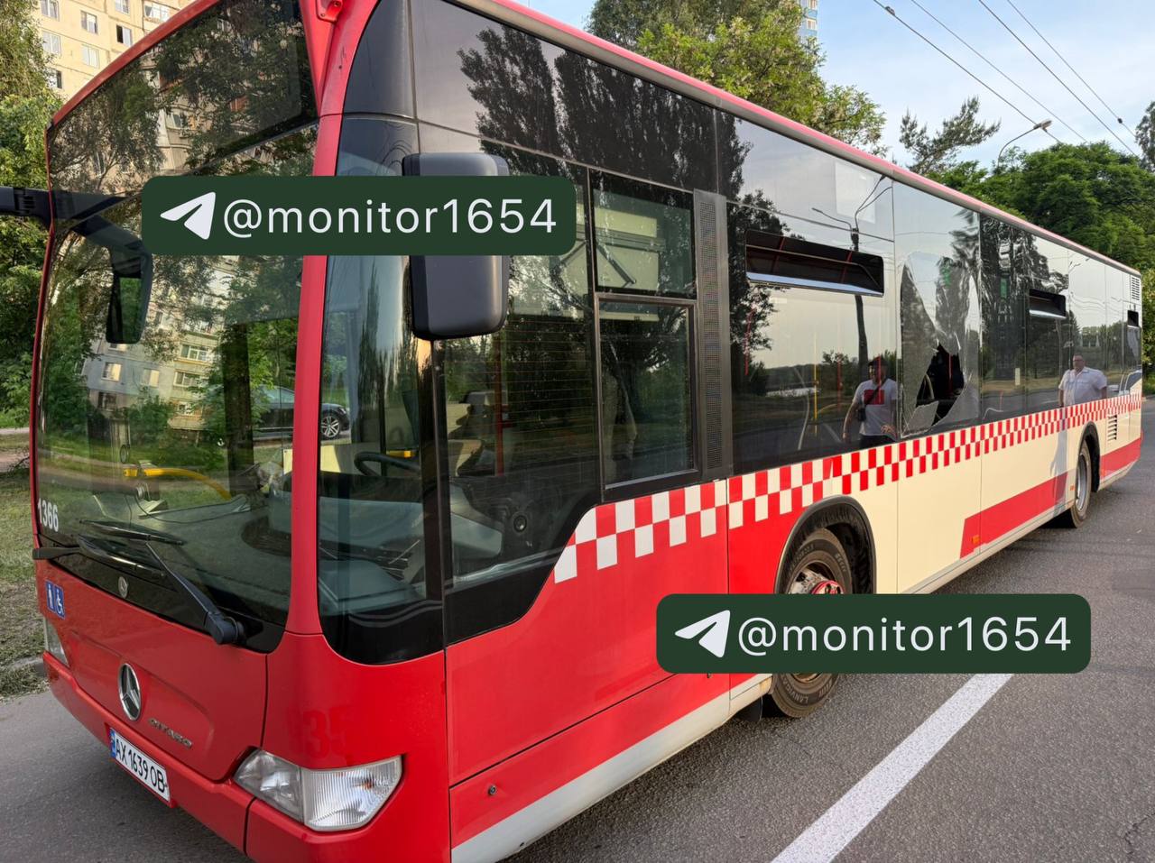 У Харкові невідомі обстріляли автобус (фото, відео) фото 2 1