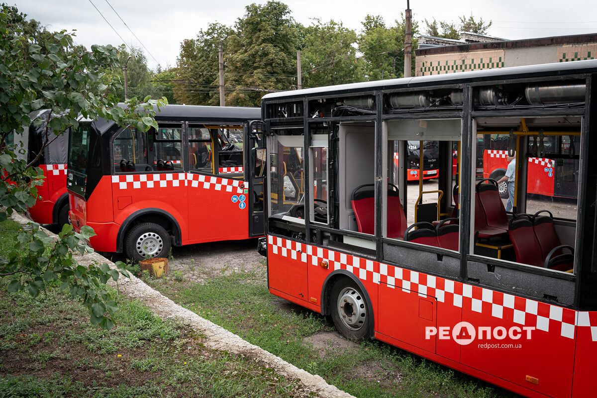 Повреждены почти все &laquo;Карсаны&raquo; и 58% троллейбусов: что осталось от городского транспорта в Харькове.