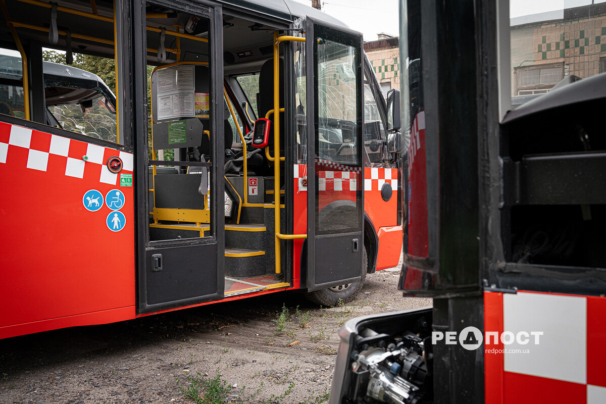 Повреждены почти все &laquo;Карсаны&raquo; и 58% троллейбусов: что осталось от городского транспорта в Харькове.