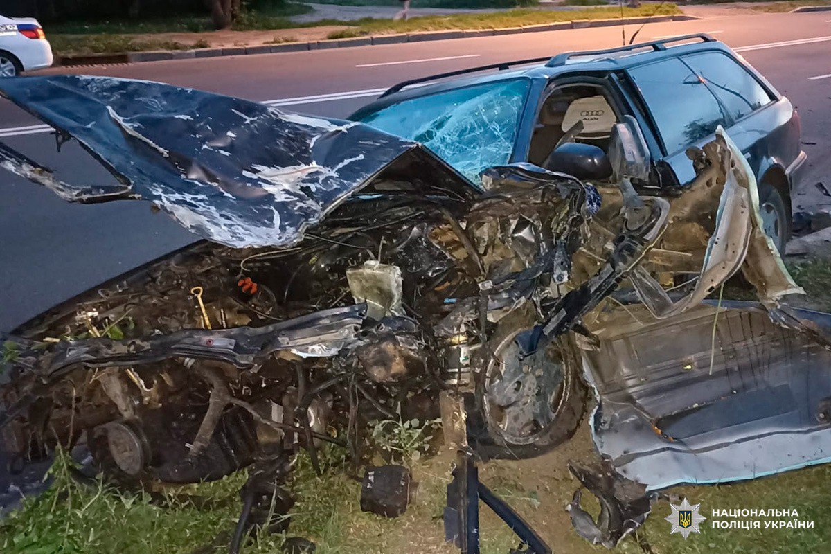 Один погибший и трое пострадавших: на ХТЗ столкнулись Audi и Honda.