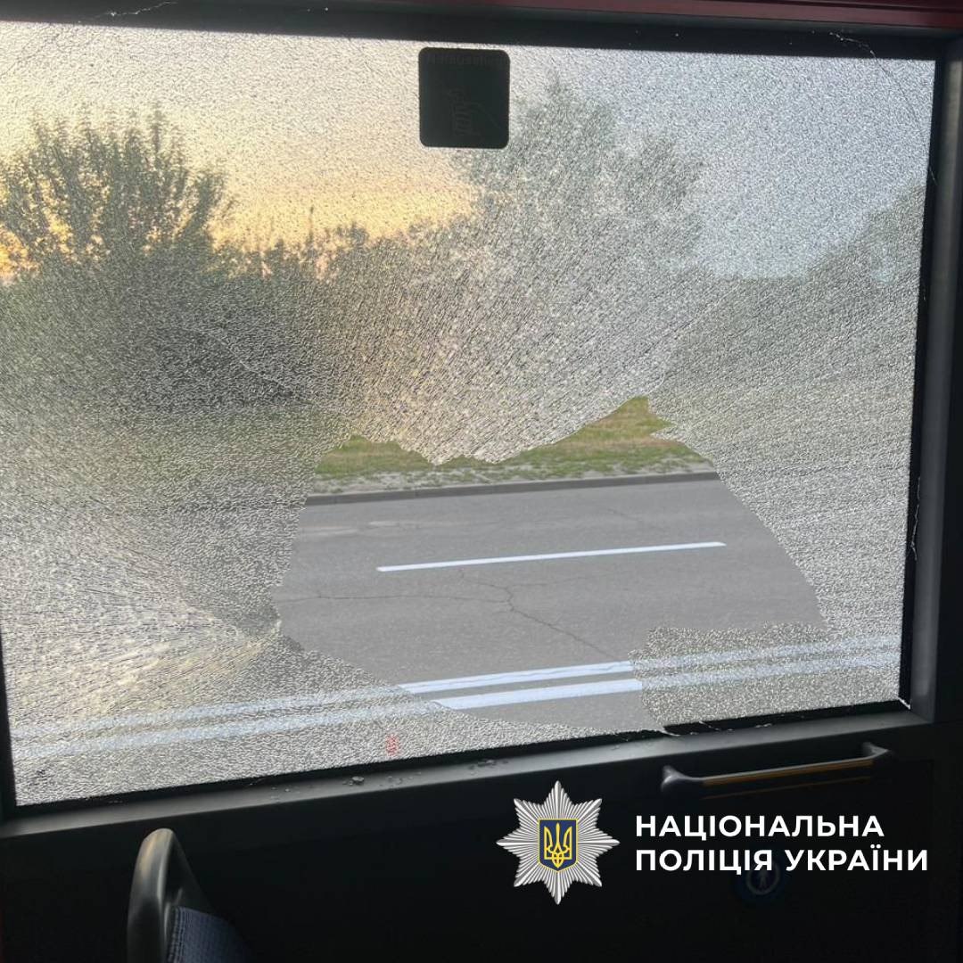 У Харкові невідомі обстріляли автобус.