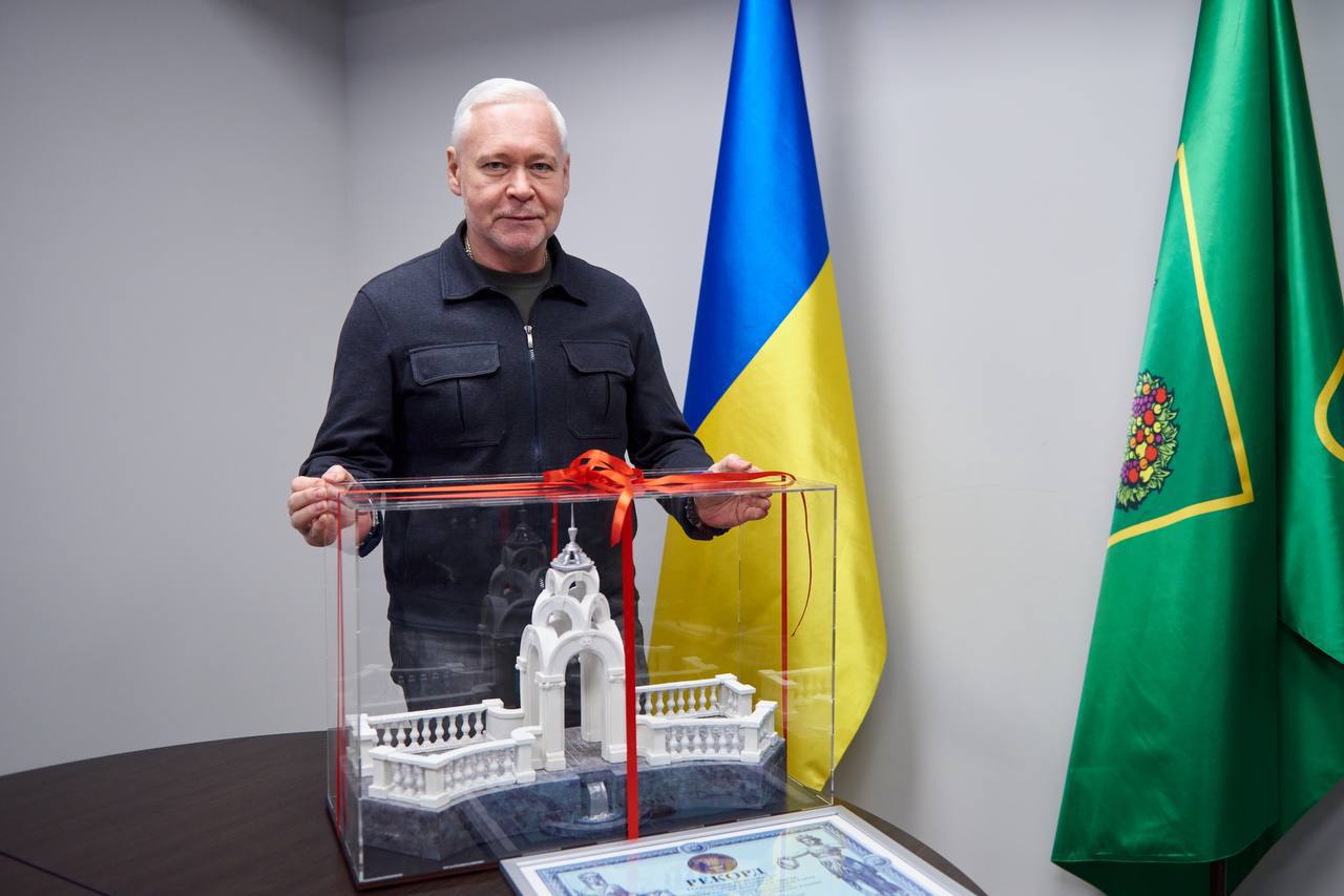 В Харькове испекли Зеркальную струю в миниатюре фото 3 2