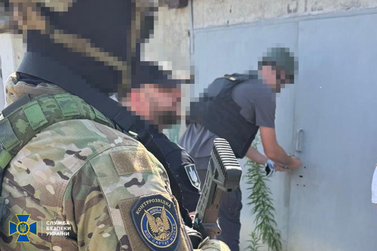 В Харькове обнаружили российский арсенал оружия для диверсионных групп.