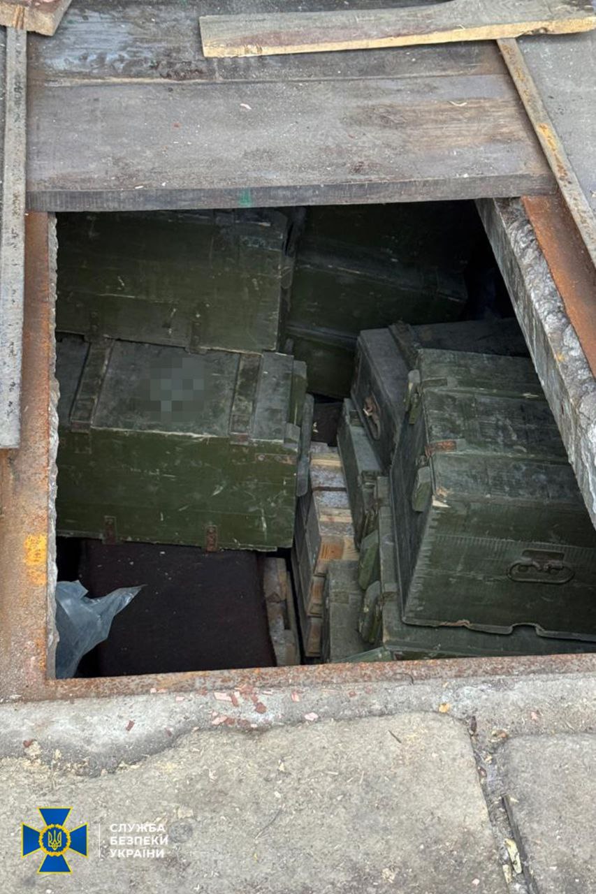 В Харькове обнаружили российский арсенал оружия для диверсионных групп.