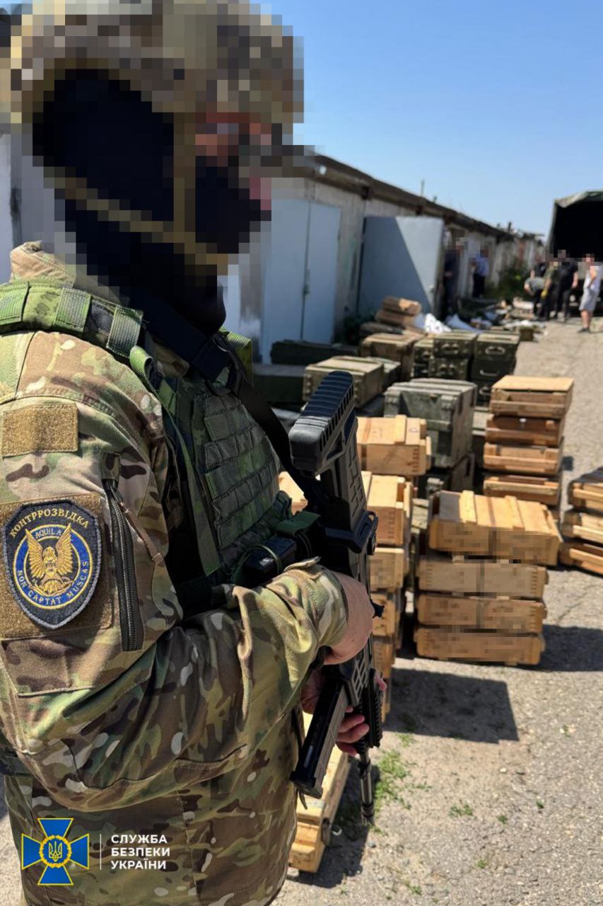 В Харькове обнаружили российский арсенал оружия для диверсионных групп.