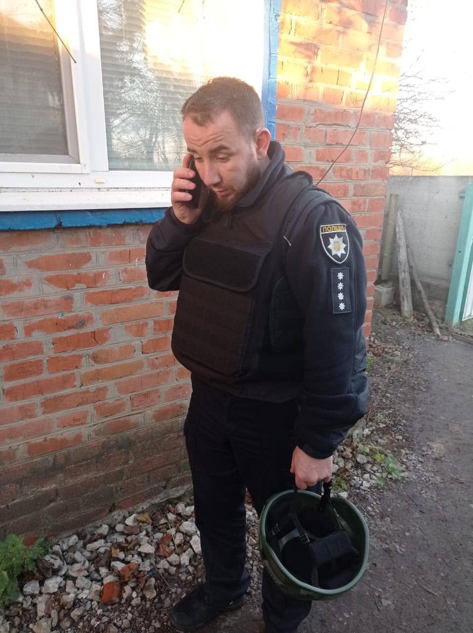 В Харьковской области россияне из дрона обстреляли полицейских.