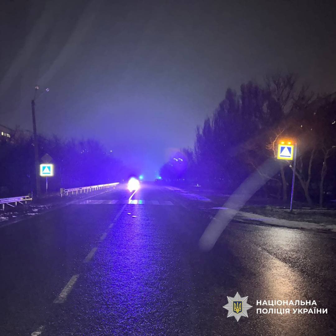 В Індустріальному районі автомобіль на смерть збив жінку на пішохідному переході.