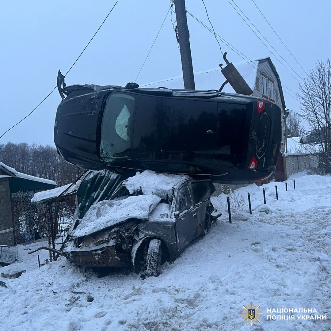 Под Харьковом автомобиль из-за непогоды забросило на крышу другого авто.