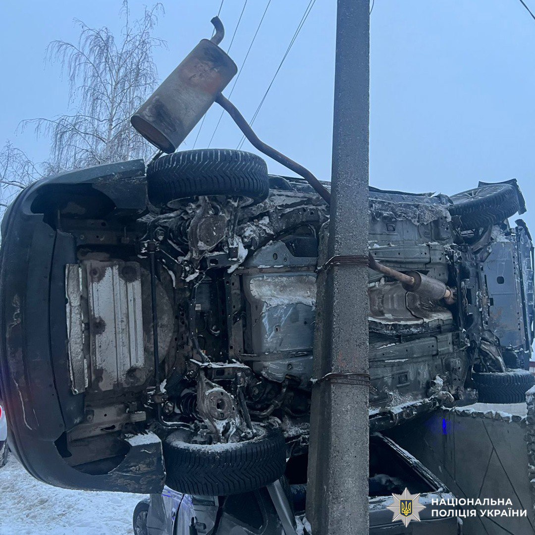 Под Харьковом автомобиль из-за непогоды забросило на крышу другого авто.