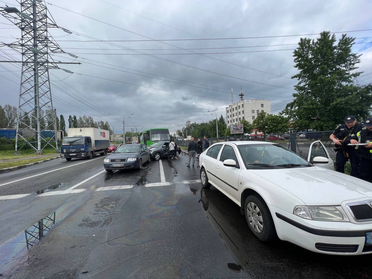 Пострадали пассажиры: в Харькове &mdash; масштабное ДТП с участием автобуса.