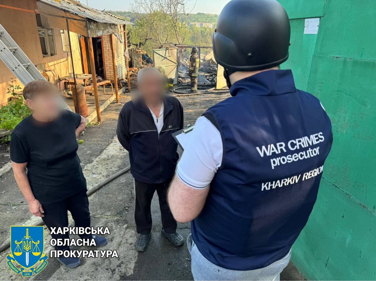 В прокуратуре показали фото последствий ночного обстрела Харькова.