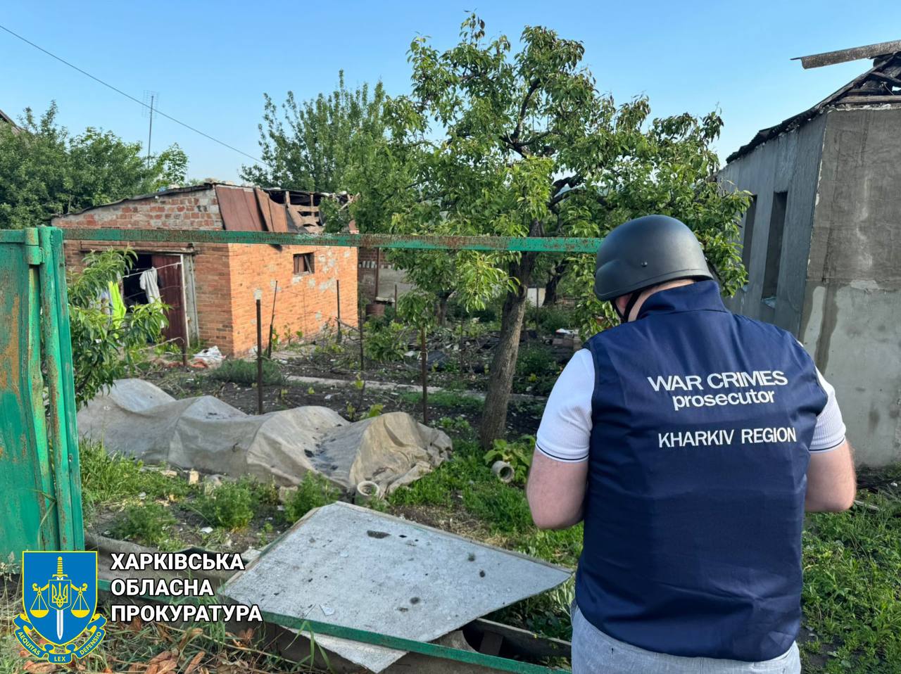 В прокуратуре показали фото последствий ночного обстрела Харькова.