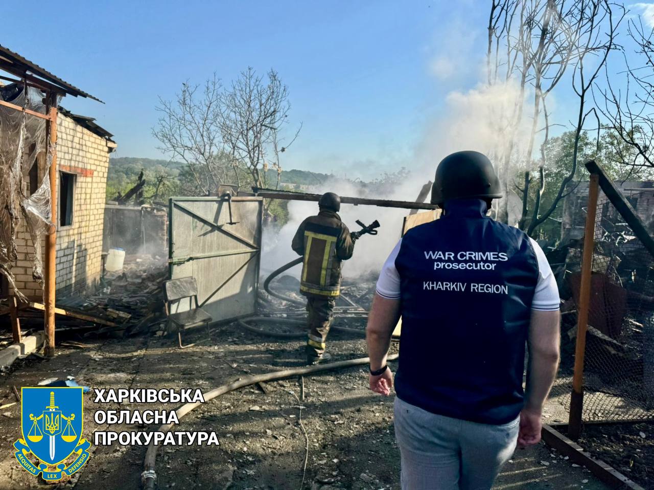 В прокуратуре показали фото последствий ночного обстрела Харькова.